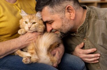 elderly-people-with-cat-pet-min